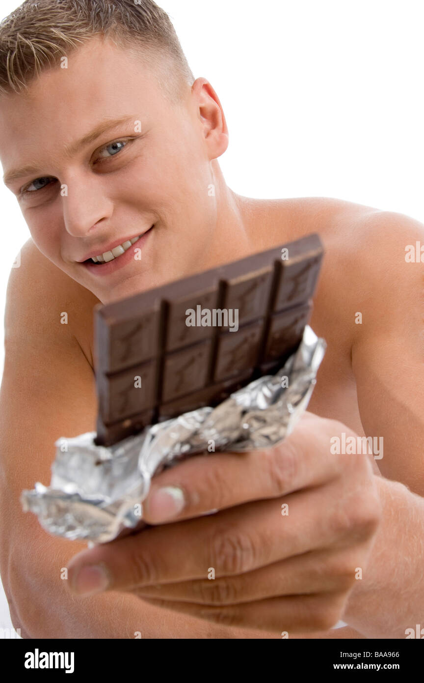 Девушка в шоколаде. Парень дарит девушке шоколадку. Парень дарит шоколадки. Парень дарит шоколадки. Вкусняшки в руках.