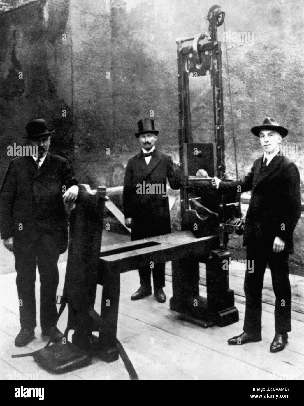 Kneissl, Matthias, 12.5.1875 - 21.2.1902, Bavarian criminal, guillotine with which he was executed in Augsburg, beside it judge Franz Xaver Reichhart (centre), Stock Photo