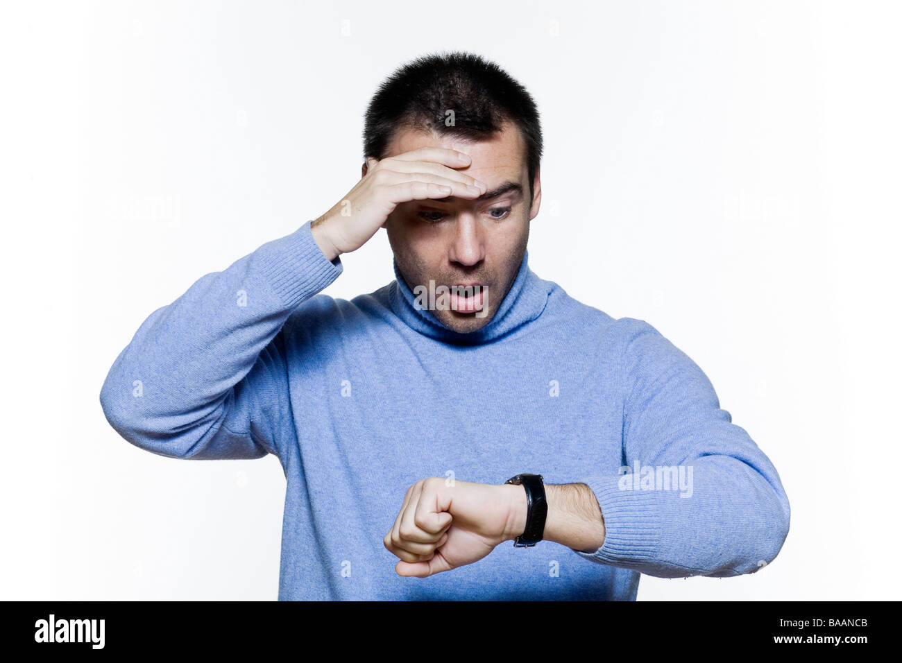 Complete the advertisement with words from the box. Man looking at watch. Я смотрю на это уже 5 часов. Look at the extracts. Полоскать рот.