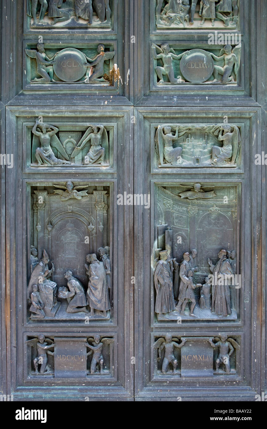Cast bronze doors to the Duomo (cathedral), Piazza del Duomo, Siena, Tuscany, Italy Stock Photo