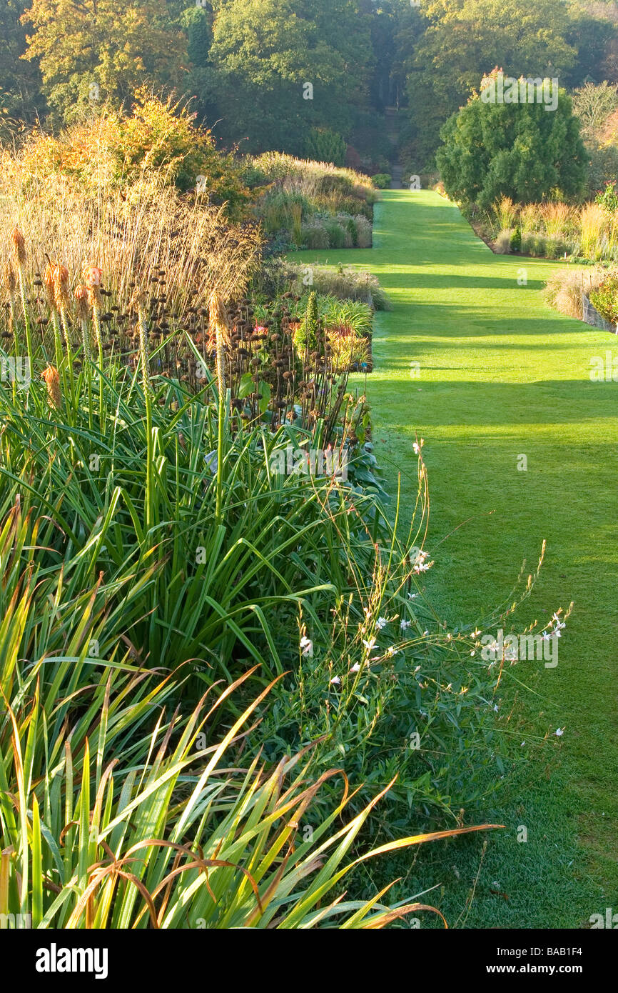 English garden borders hi-res stock photography and images - Alamy