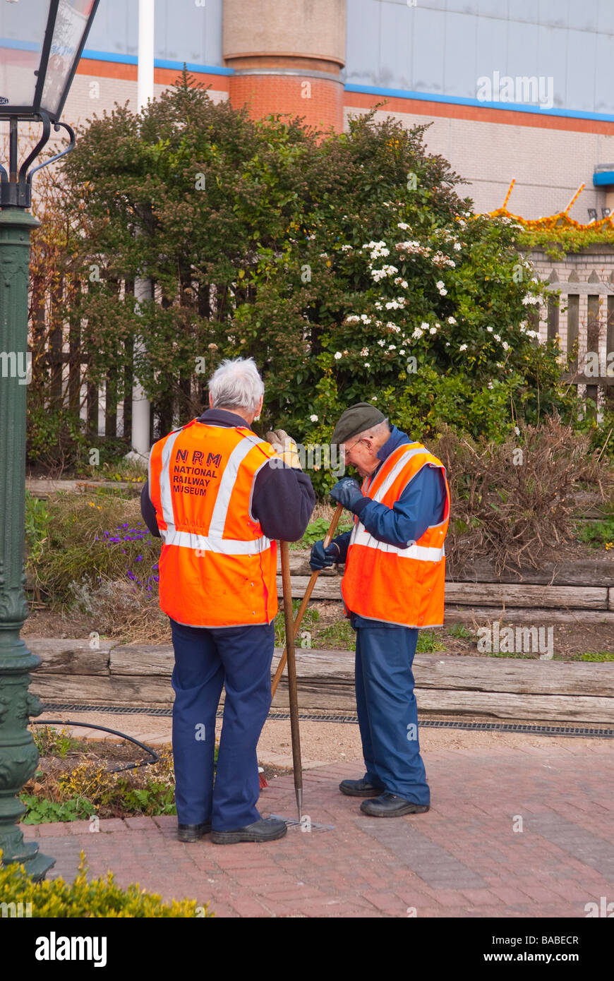 Workmen in high visibility hi-res stock photography and images - Alamy