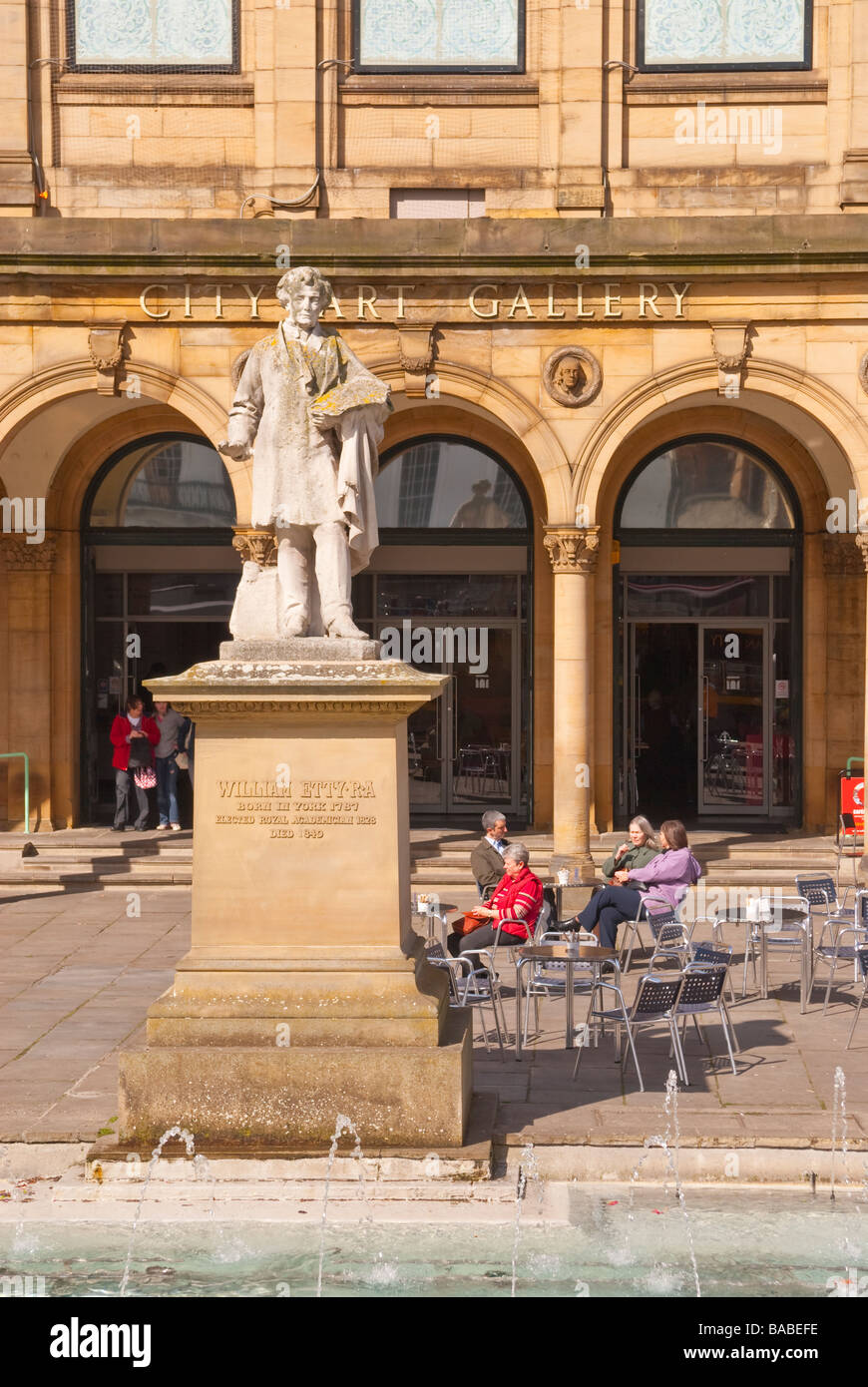 People in an art gallery hi-res stock photography and images - Alamy
