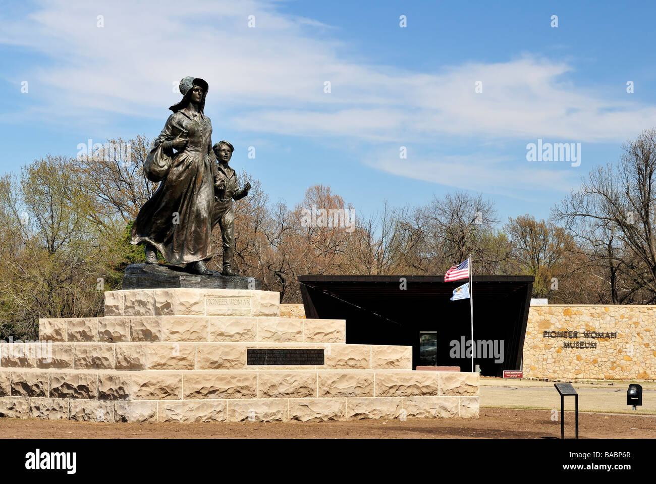 Pioneer Woman sculpture in Ponca City, Oklahoma, USA, with the Pioneer Woman museum in the background. Bryant Baker. Stock Photo