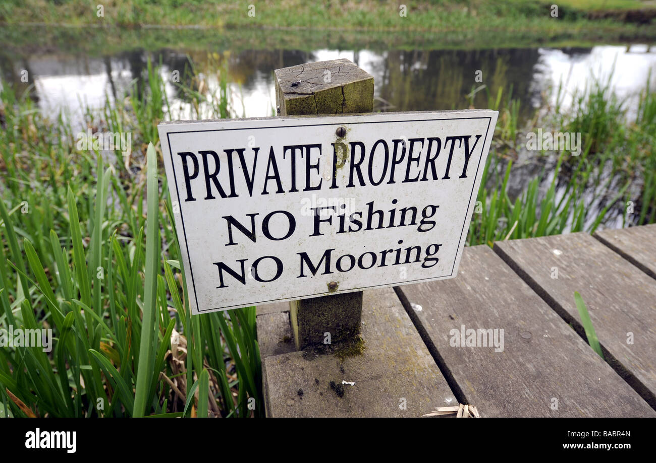 A PRIVATE PROPERTY/NO/FISHING/NO MOORING SIGN ON A BRITISH CANAL TOWPATH. Stock Photo