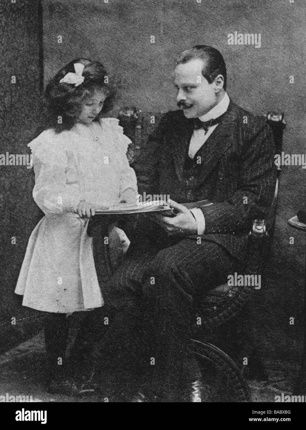 Ernest Louis, 25.11.1868 - 9.10.1937, Grand Duke of Hesse and by Rhine 13.3.1892 - 9.11.1918, half length, with daughter Elisabeth, Stock Photo