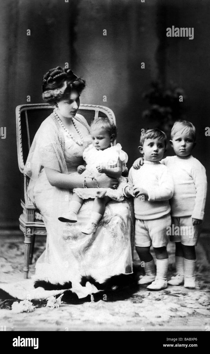 Victoria Eugenia, 24.10.1887 - 15.4.1969, Queen Consort of Spain 31.5.1906 - 14.4.1931, with sons Alfonso, Jaime and Beatriz Isabel, postcard, circa 1910, , Stock Photo