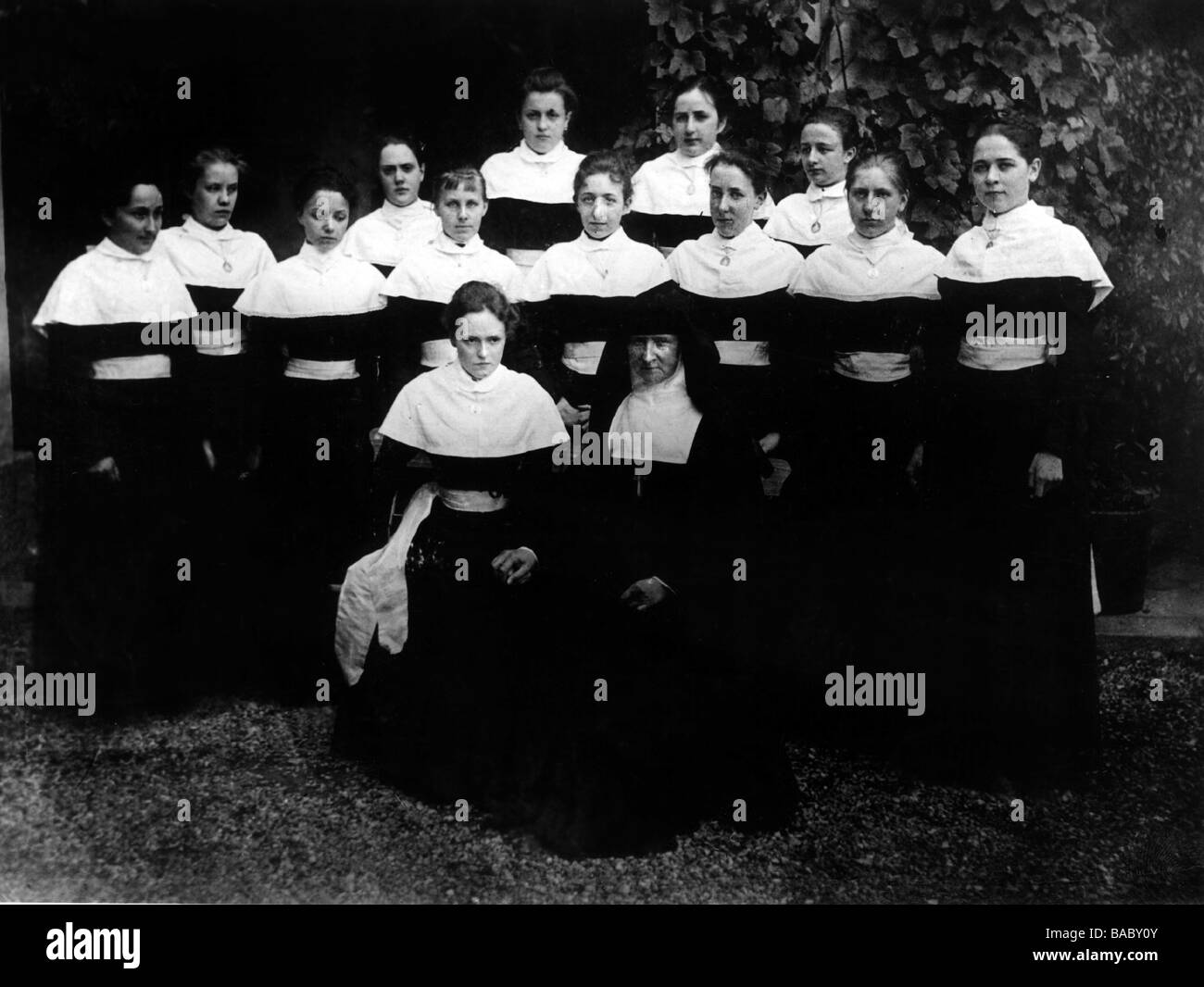 Marie Gabriele, 9.10.1878 - 24.12.1912, Princess of Bavaria 10.7.1900 - 24.12.1912 (front left), during schooldays at Salesianian Convent at Langberg, circa 1895, , Stock Photo