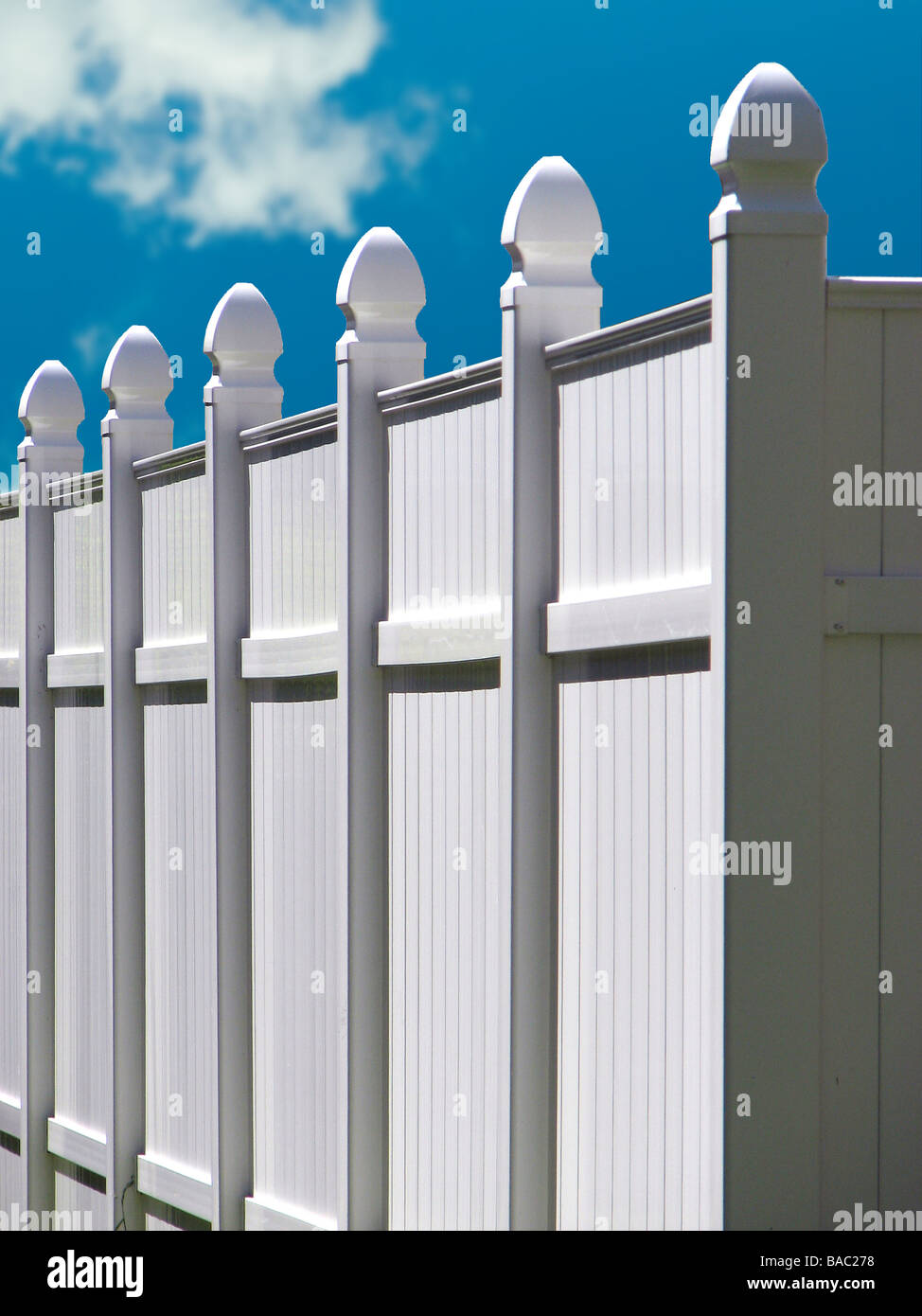 White vinyl fence hi-res stock photography and images - Alamy