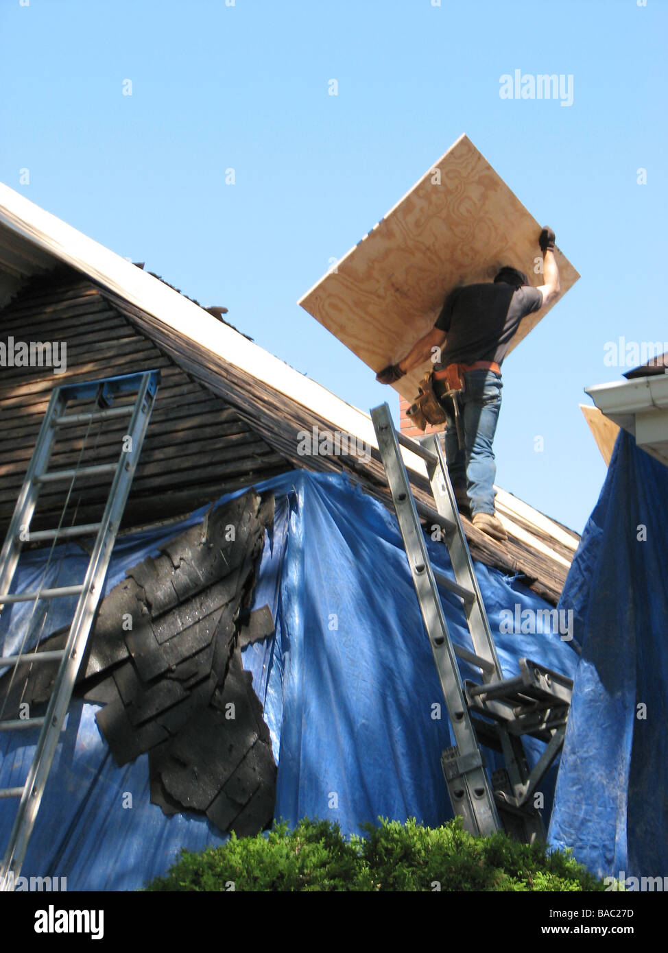 Roofing carpenter hi-res stock photography and images - Alamy