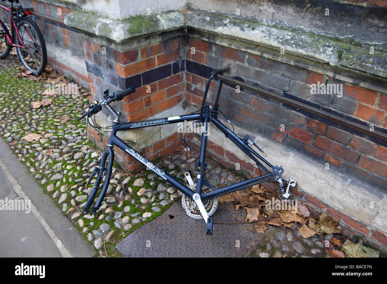 Vandalised bicycle chained to Jesus College railings in Oxford Stock Photo