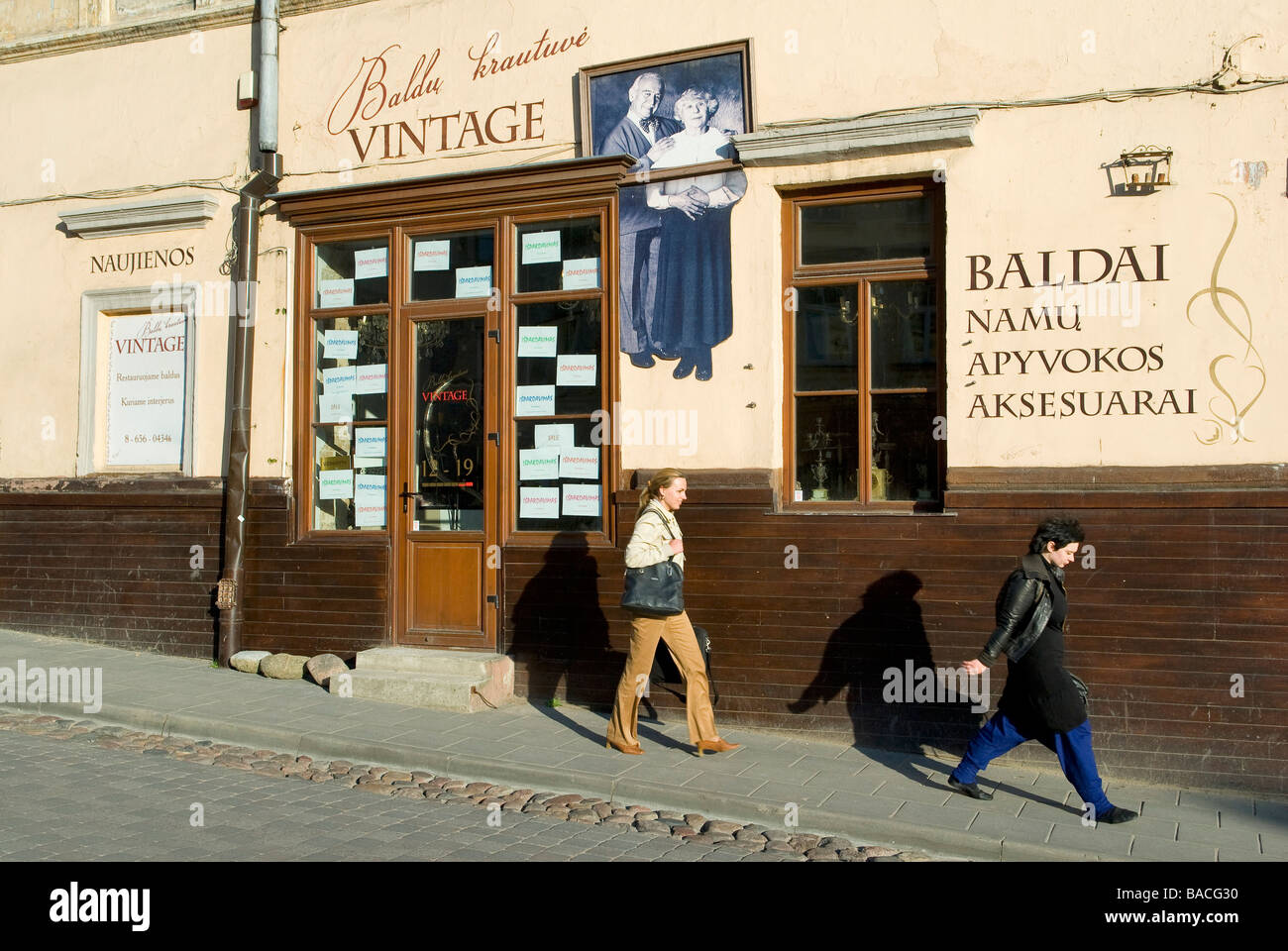 Shop antiques pedestrian hi-res stock photography and images - Alamy