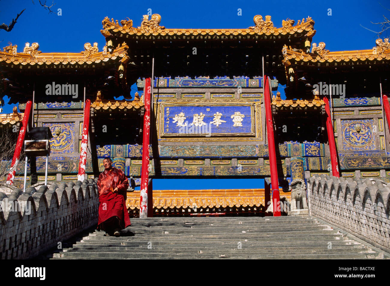 China, Shanxi, Taihuai, Wutaishan, Buddhist pilgrim at the top of the temple Pusading Stock Photo