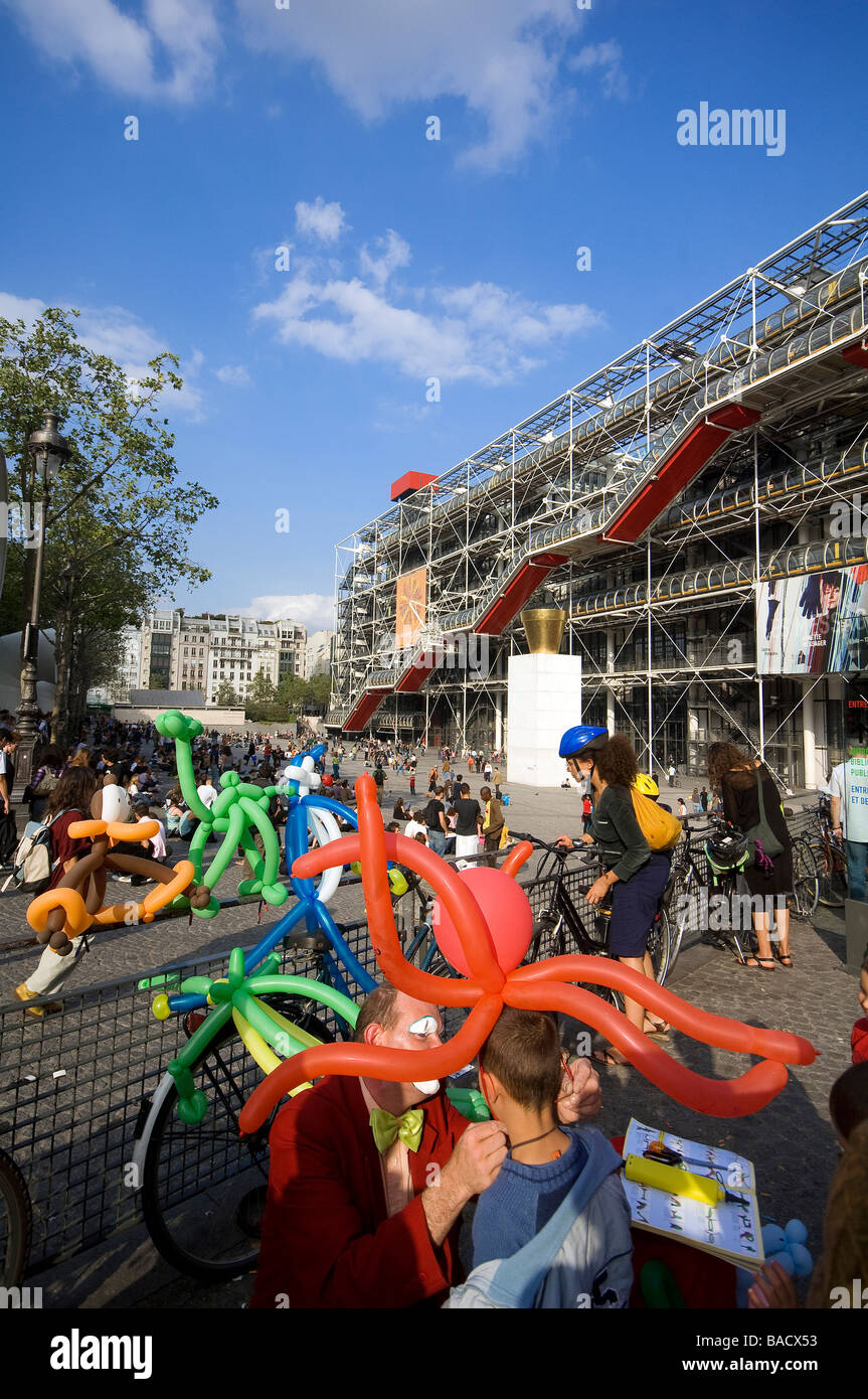 France, Paris, Centre Pompidou by architects Renzo Piano, Richard Rogers and Gianfranco Franchini, clown with balloons Stock Photo