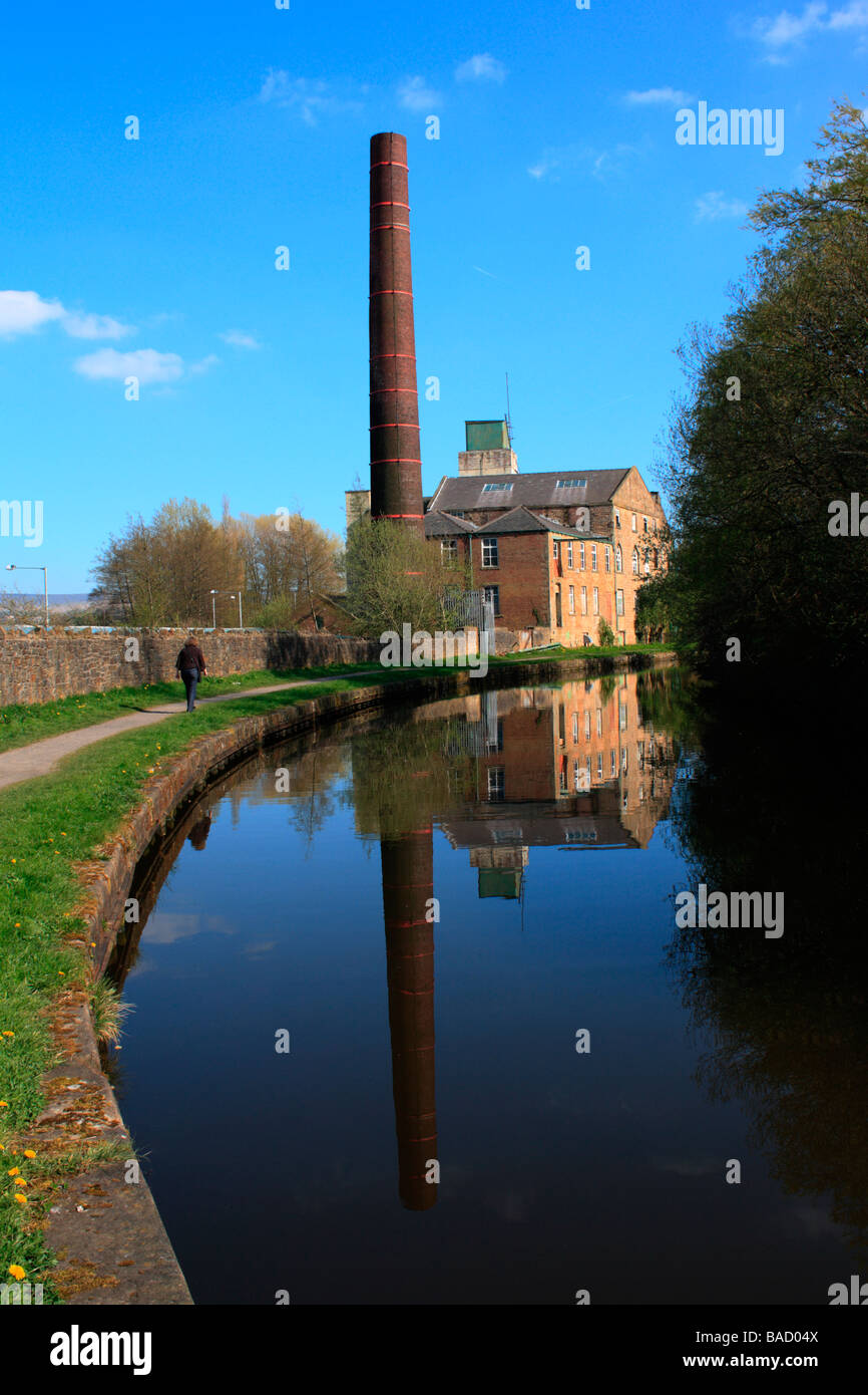 A disused textile mill on the Leeds to Liverpool canal at Finsley Gate in Burnley, Lancashire Stock Photo