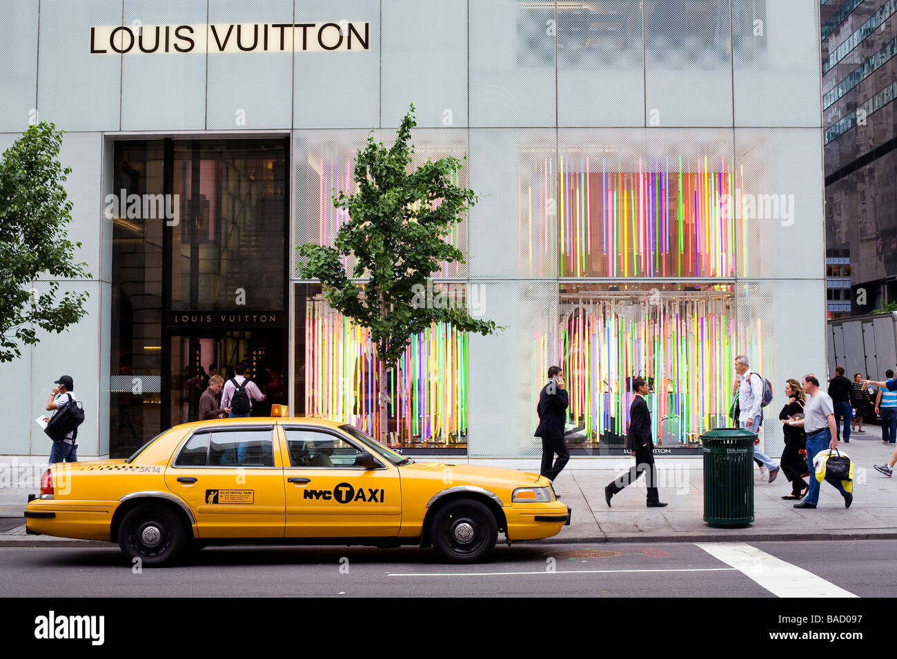 United States, New York city, Manhattan, 5th Avenue, Louis Vuitton Stock Photo: 23642563 - Alamy