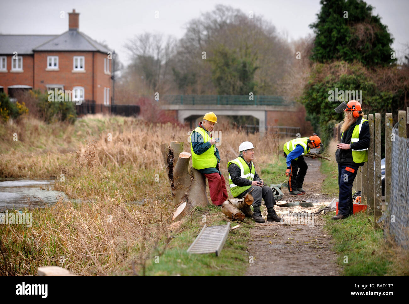 A WORK PARTY FROM THE COTSWOLD CANALS TRUST HAVE A BREAK FROM CLEARING TREES FROM THE TOW PATH AT STONEHOUSE AS PART OF THE REST Stock Photo
