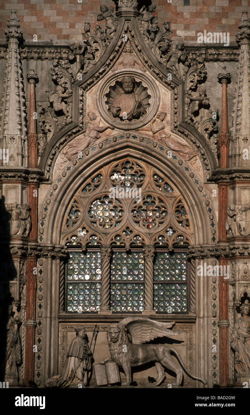 Italien, Venedig, Stadtteil San Marco, Palazzo Ducale, gotisches Maßwerkfenster über der Porta della Carta Stock Photo