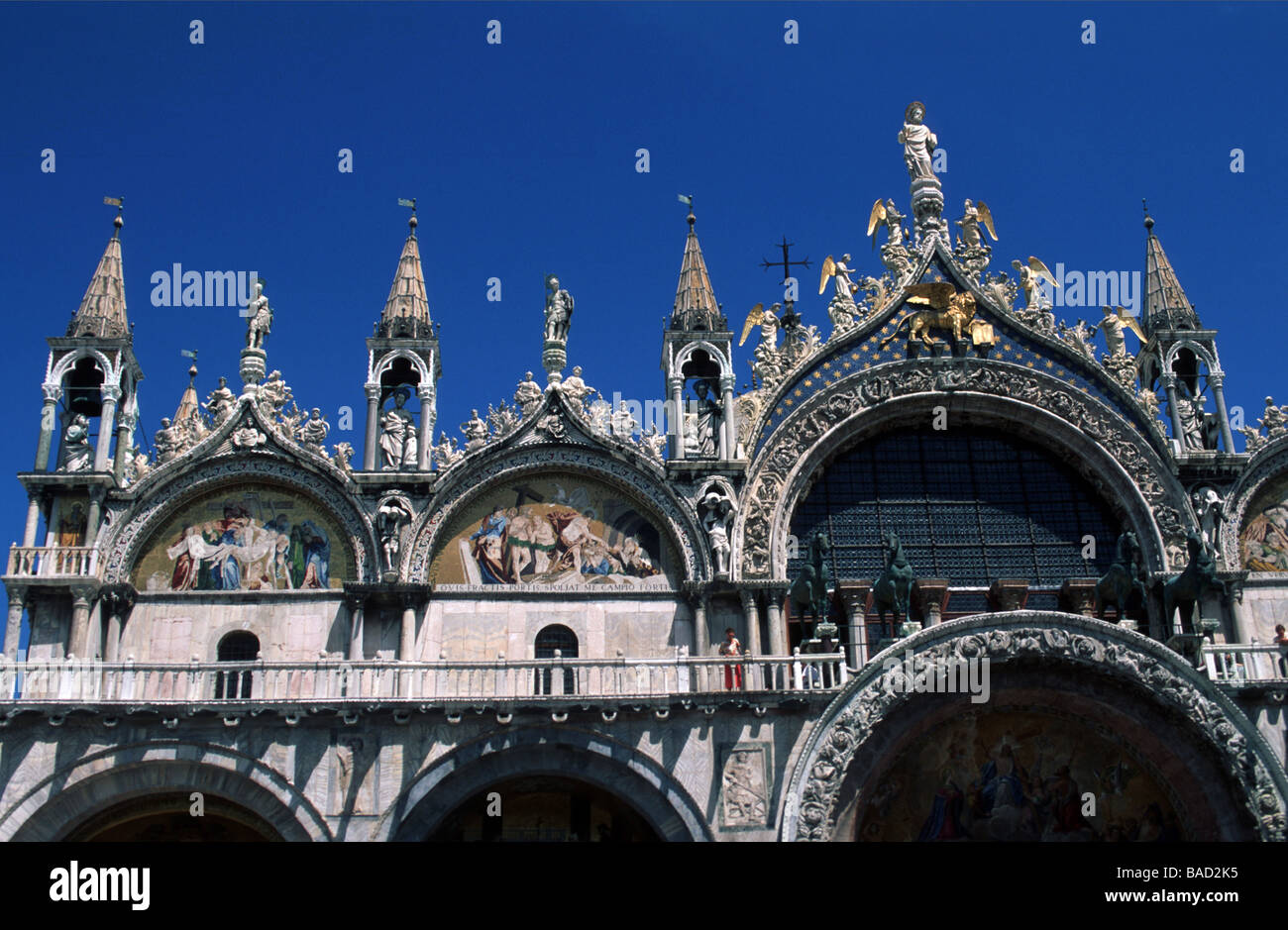 Italien Venedig Stadtteil San Marco Piazza San Marco Markuskirche Basilica di San Marco Mosaike Türme und Giebelspitzen Stock Photo
