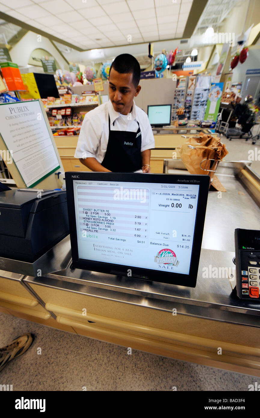 Hispanic cashier at check out in grocery store Stock Photo Alamy