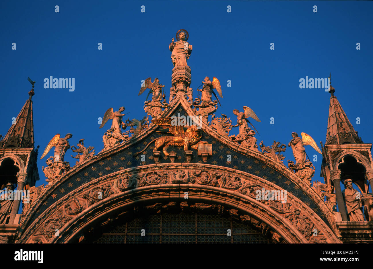 Italien Venedig Stadtteil San Marco Piazza San Marco Markuskirche Basilica di San Marco Giebelspitze Markuslöwe Stock Photo
