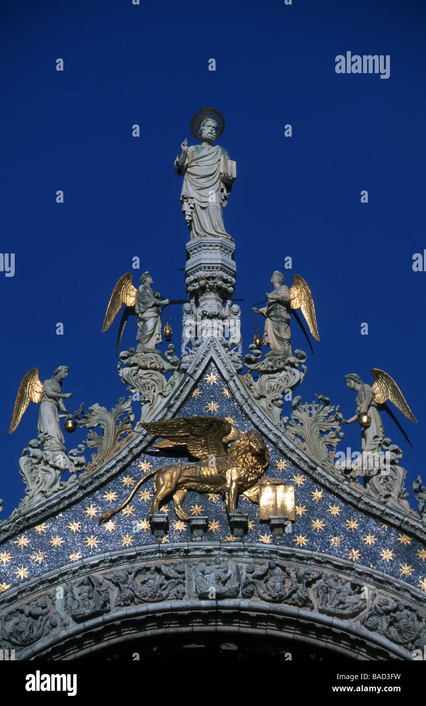 Italien, Venedig, Stadtteil San Marco, Piazza San Marco, Markuskirche, Basilica di San Marco, Giebelspitze Markuslöwe Stock Photo