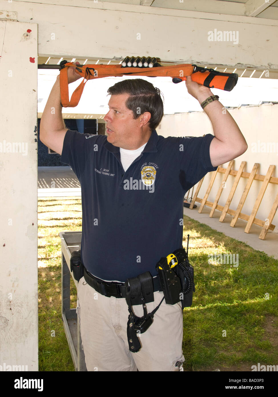 Range officeer demonstrates non lethal beanbag shotgun to the members of  the citizen police academy Stock Photo - Alamy