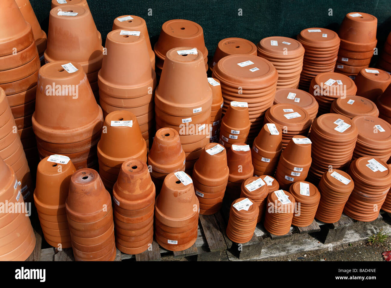 Clay flower pots stacked in garden centre Stock Photo Alamy