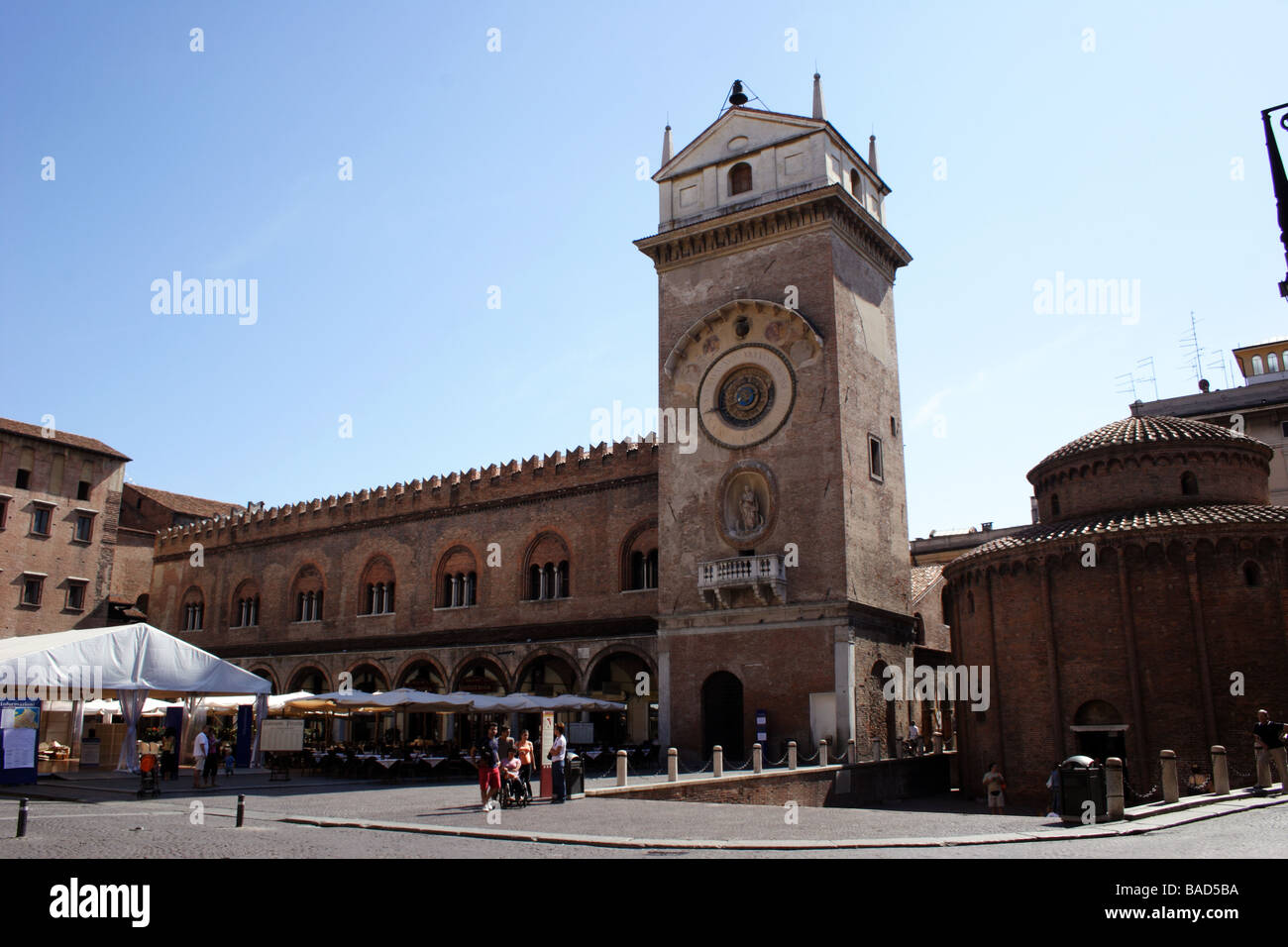 Mantova: Palazzo della Ragione-Piazza delle erbe Stock Photo - Alamy