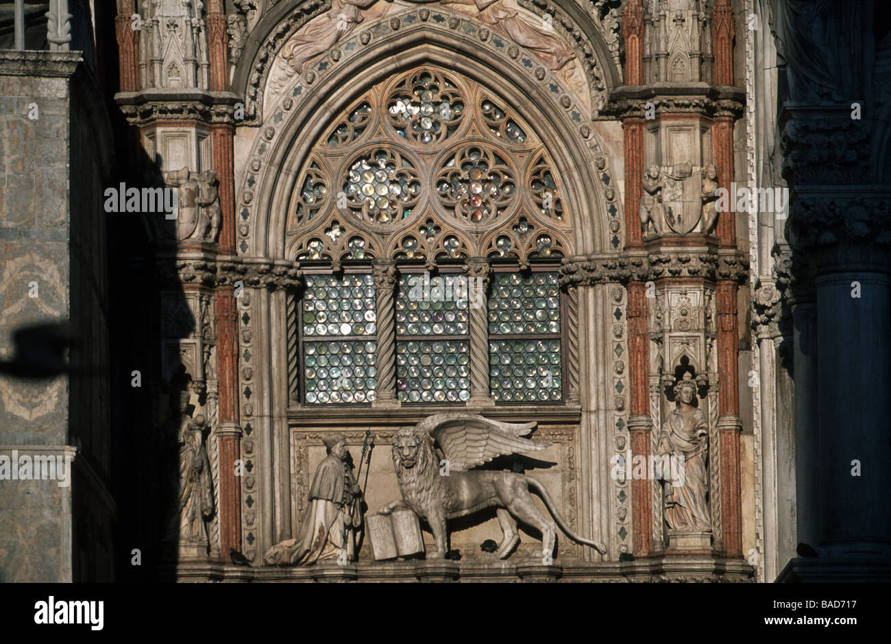 Italien, Venedig, Stadtteil San Marco, Palazzo Ducale, gotisches Maßwerkfenster über der Porta della Carta Stock Photo