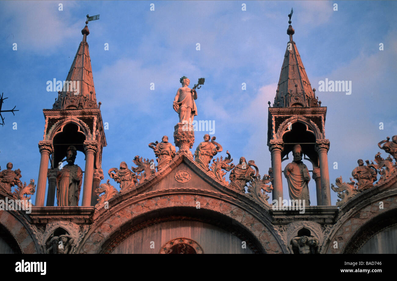 Italien Venedig Stadtteil San Marco Piazza San Marco Markuskirche Basilica di San Marco Türme und Giebelspitzen Stock Photo