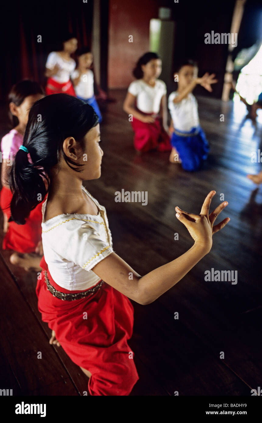 Cambodia, Phnom Penh, School of Apsara Khmer Dance, little girls in traditional outfit Stock Photo