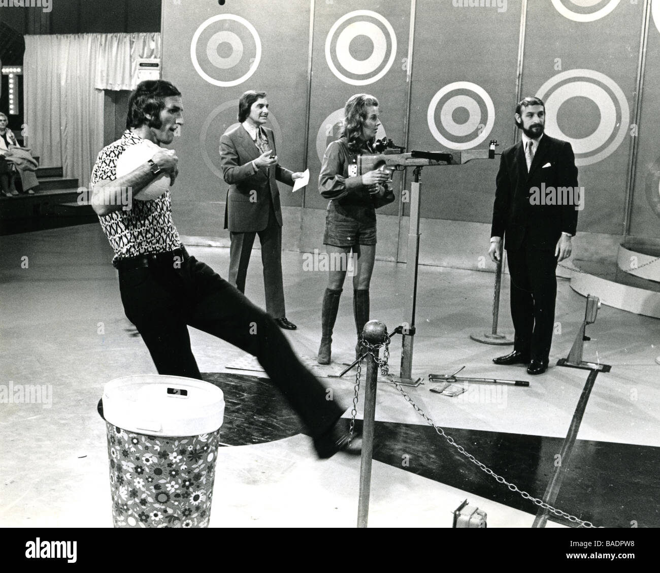 the-golden-shot-1960s-uk-tv-game-show-with-compere-bob-monkhouse-stock