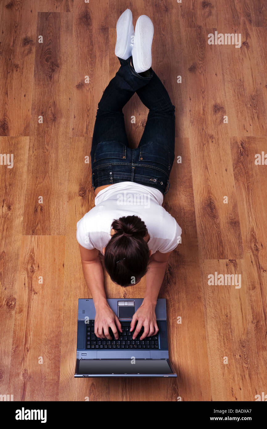 положение пациента фаулера и симса. лежа на полу текст. компьютер на полу. девушка в голубом полулежа. девушка лежит на полу.