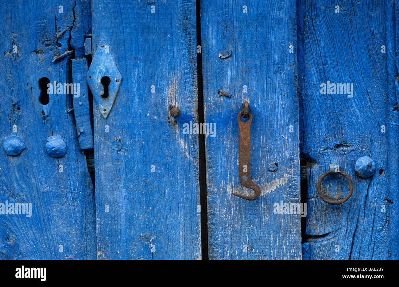 Espagne, Castile-Leon, El Ganso,  blue door detail Stock Photo