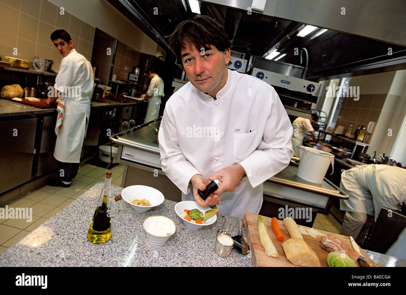 France, Paris, Apicius restaurant, 20 rue d'Artois, Jean Pierre Vigato is  preparing his season vegetables in a bouillon court Stock Photo - Alamy