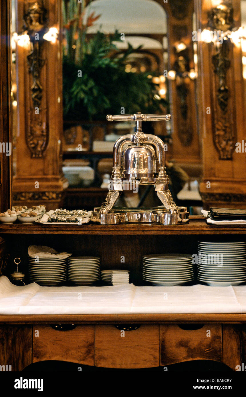 France, Paris, Lucas Carton restaurant, Place de la Madeleine, detail of  decoration in the restaurant room, detail side table Stock Photo - Alamy