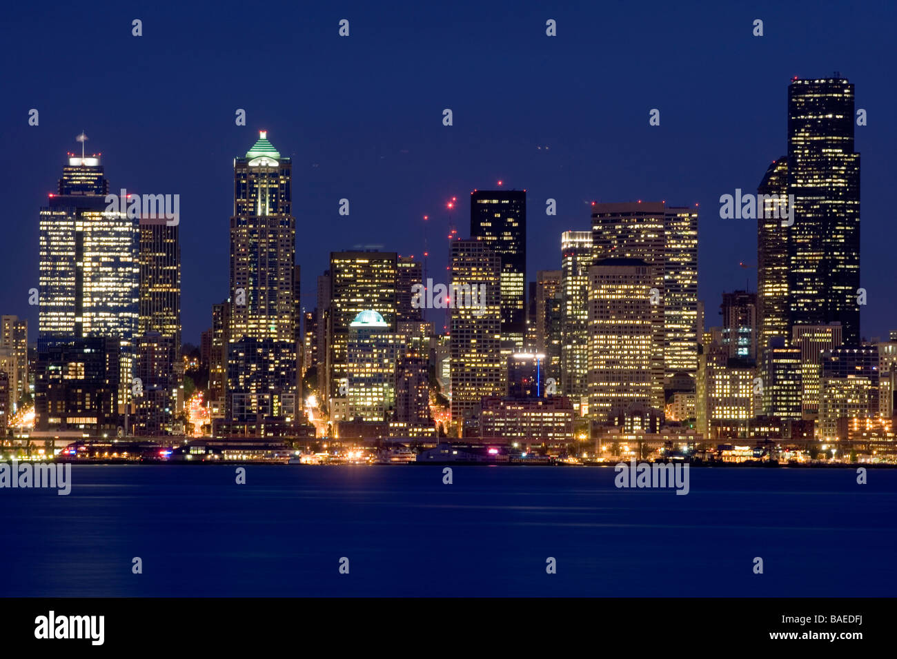Seattle usa city night lights water hi-res stock photography and images ...