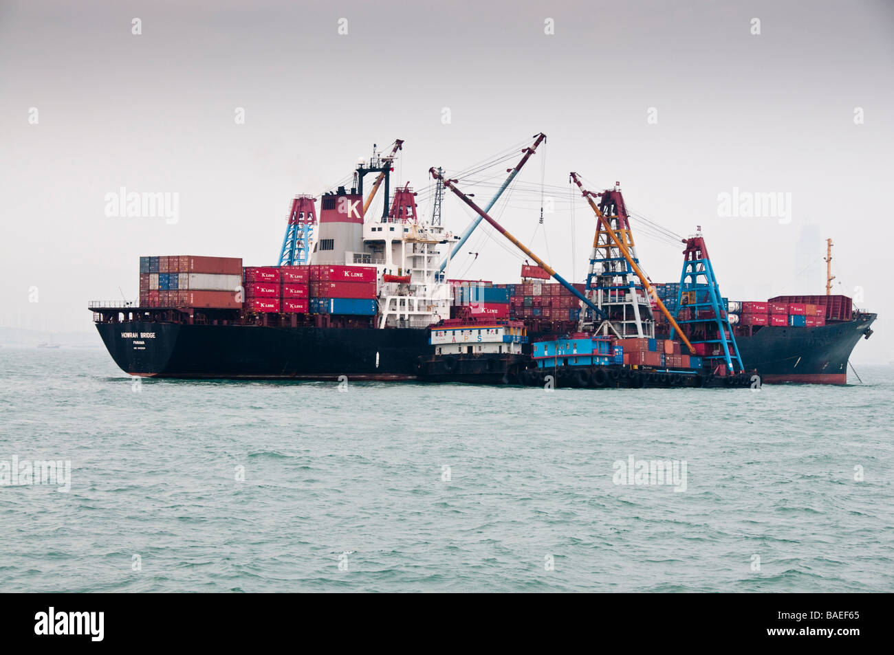 Container ship offloading hi-res stock photography and images - Alamy