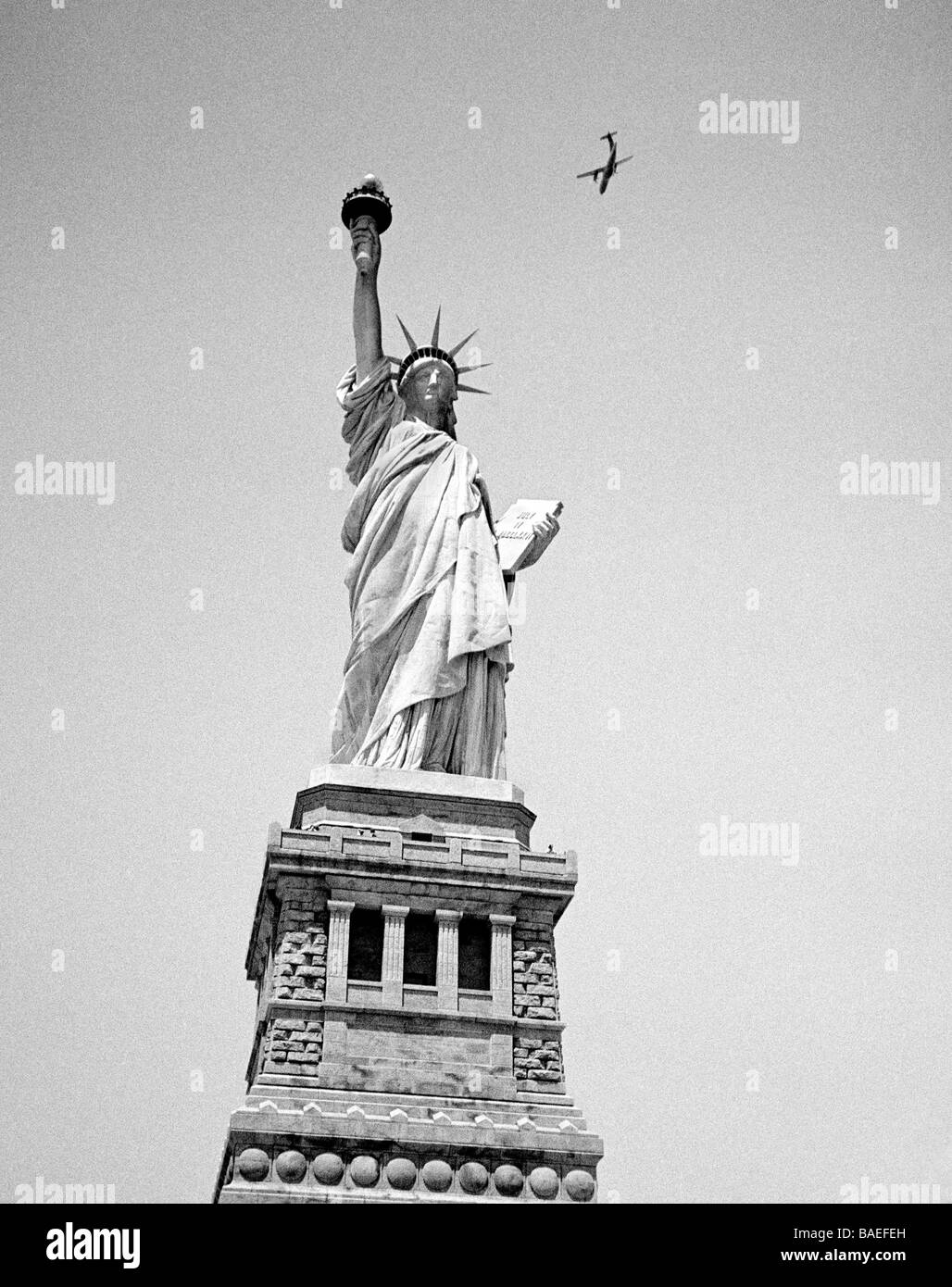Torch of the statue of liberty in new york Black and White Stock Photos