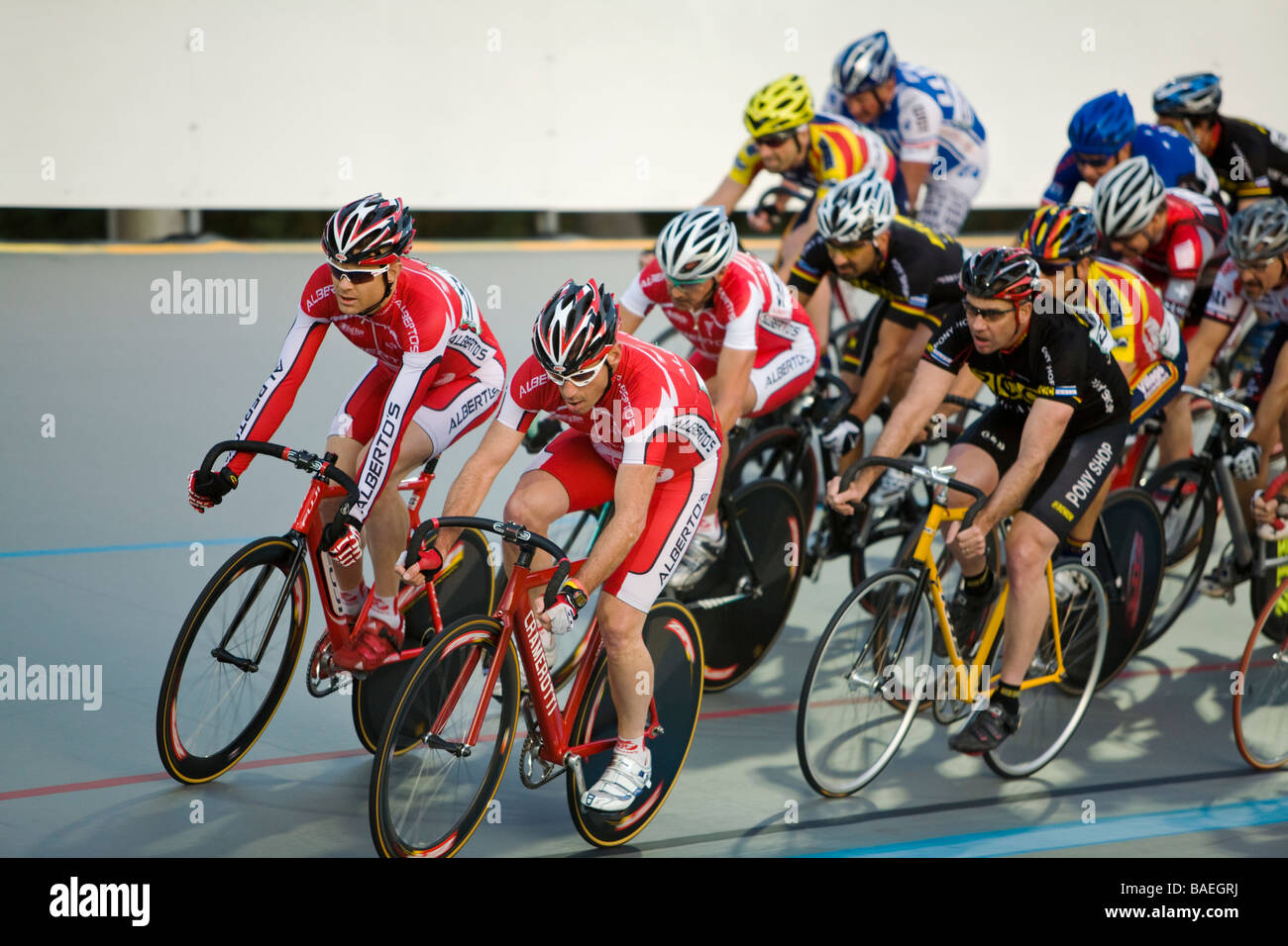 ILLINOIS Northbrook Large pack of male cyclists on curve in bicycle race at velodrome track Stock Photo