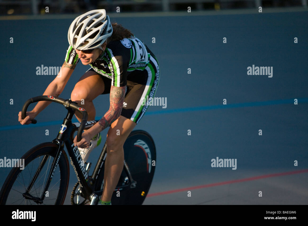 ILLINOIS Northbrook Woman bicyclist ahead of competitors during bicycle race at velodrome track Stock Photo