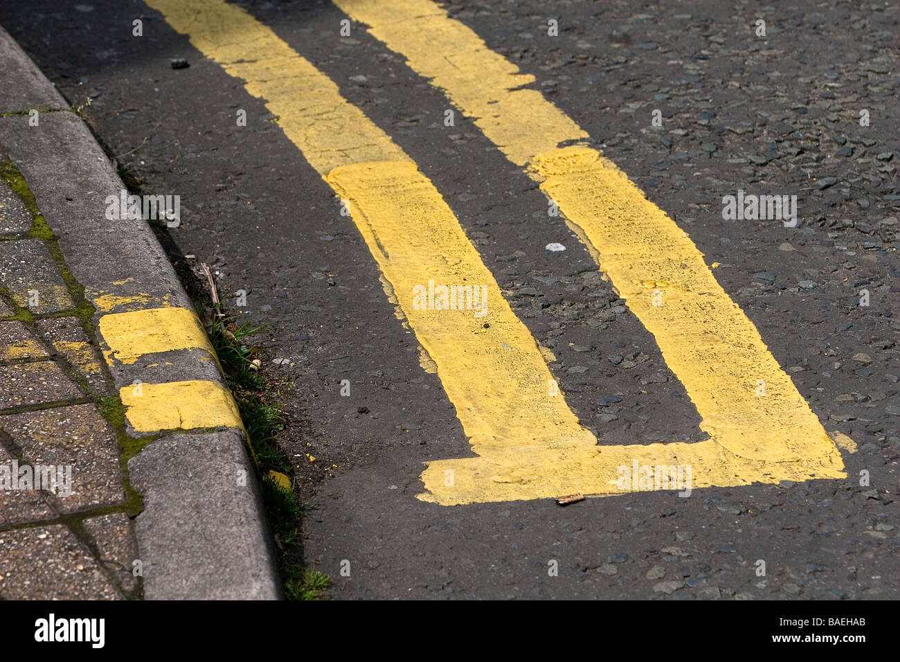 Double yellow lines pavement kerb hires stock photography and images