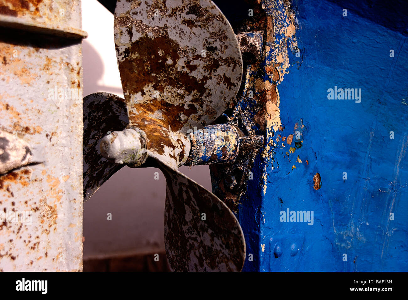 Boat propeller shaft hires stock photography and images Alamy