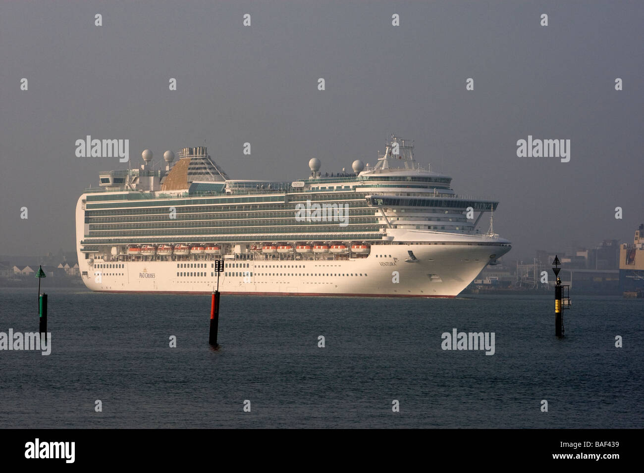 P & O ocean going liners leaving Southampton Water Stock Photo Alamy