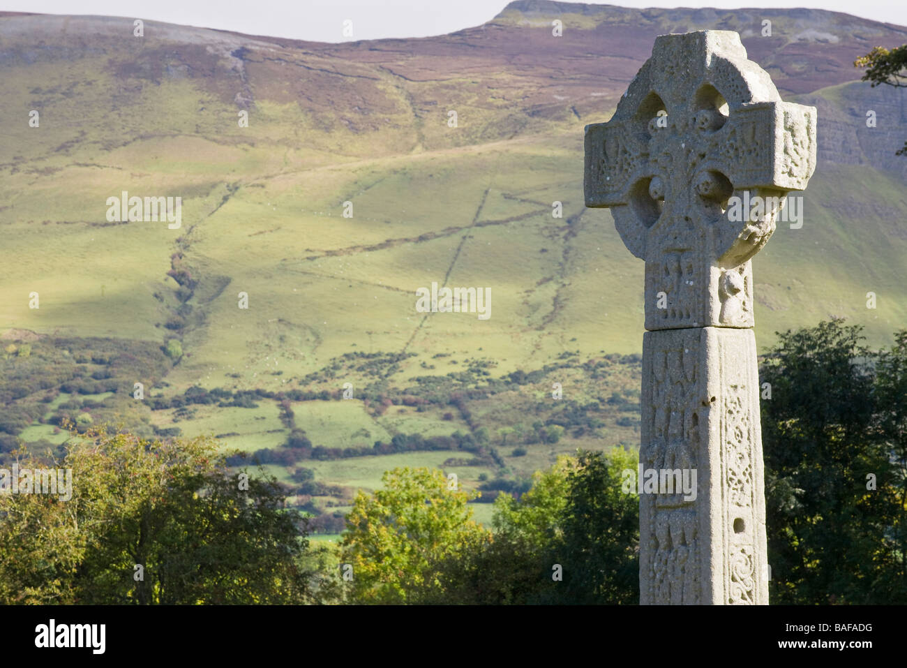 Drumcliff High Cross. The famous high cross with the pastures of Ben Bulbin or Benbulbin in the background. Stock Photo
