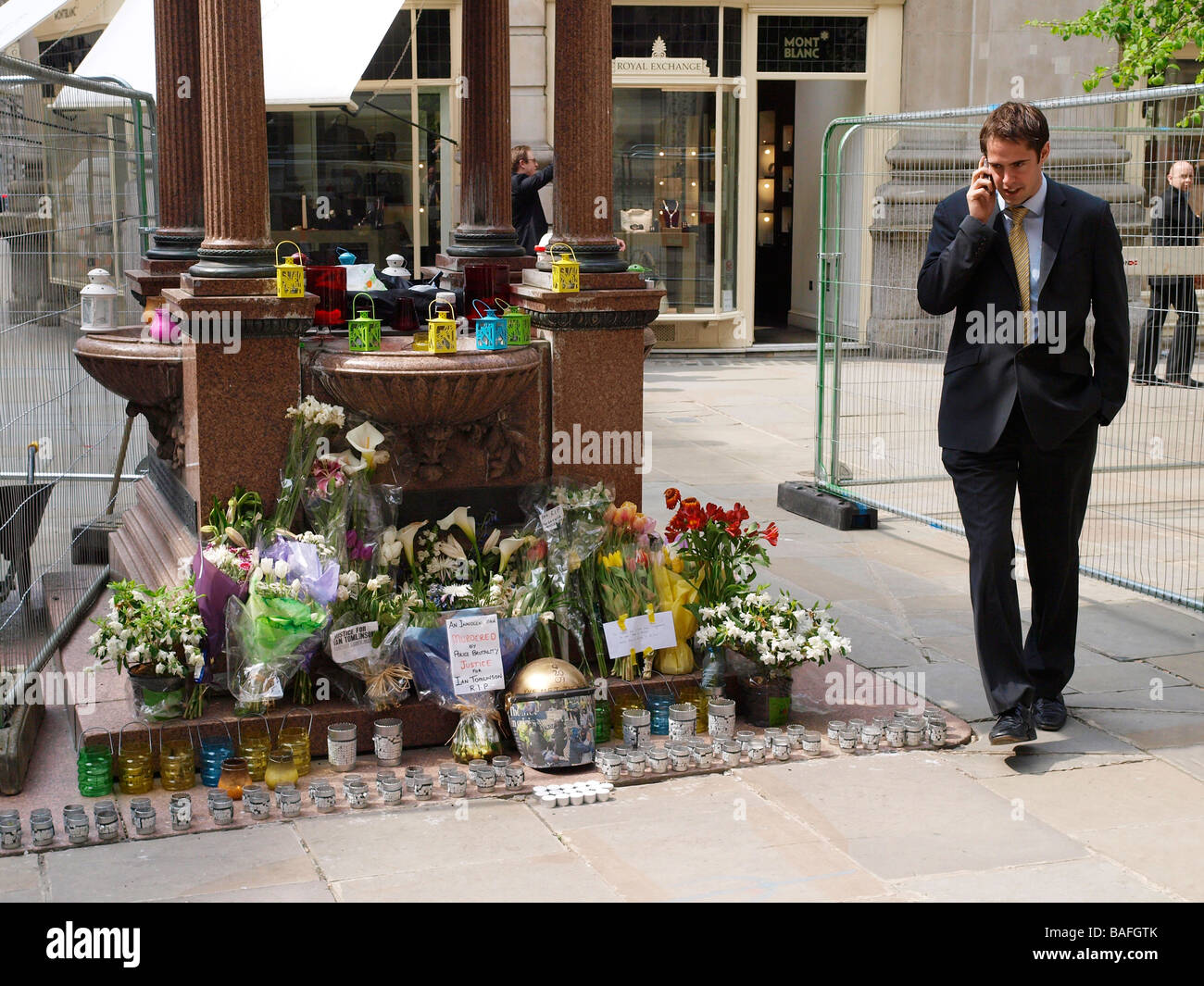 City worker passes by the Shrine to Ian Tomlinson died as a result of police brutality at the G20 Demonstration in London Stock Photo