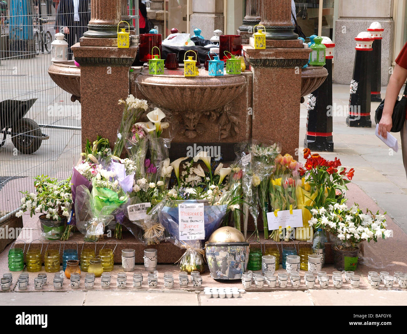 Shrine to Ian Tomlinson died as a result of police brutality at the G20 Demonstration in London Stock Photo