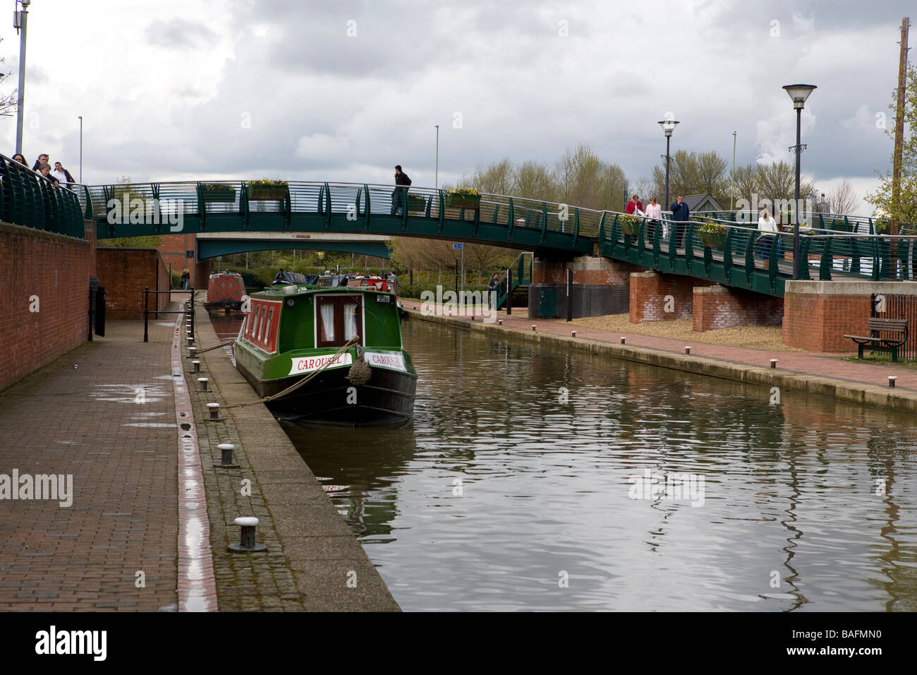 The Oxford canal passing through the town of Banbury Stock Photo