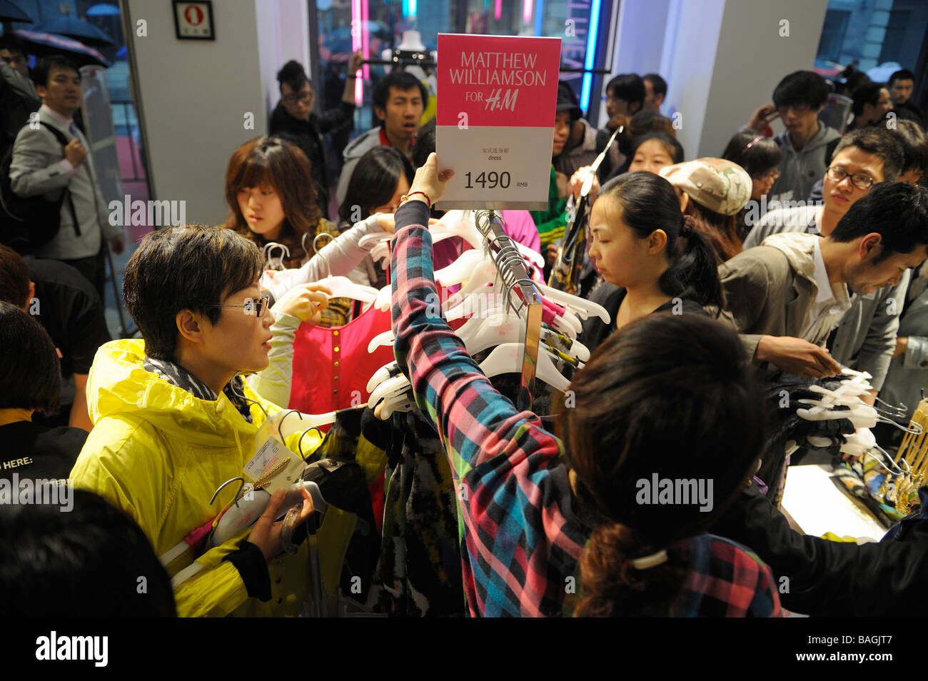 Chinese consumers shopping at the first H M store in Beijing China 23 Apr 2009 Stock Photo